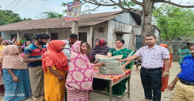 আলমডাঙ্গায় আশ্রয়ণ প্রকল্পের বাসিন্দারা পেল প্রধানমন্ত্রীর ঈদ উপহার