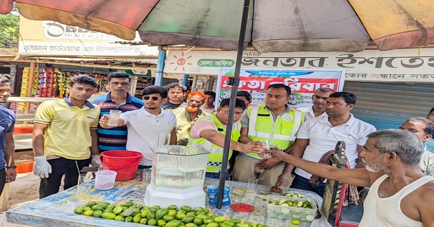 কার্পাসডাঙ্গায় একতা পরিবারের পক্ষ থেকে তৃষ্ণার্তদের মাঝে শরবত বিতরণ