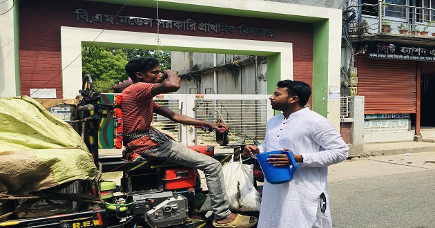 মেহেরপুরে পথচারী ও দিনমজুরদের শরবত বিতরণ