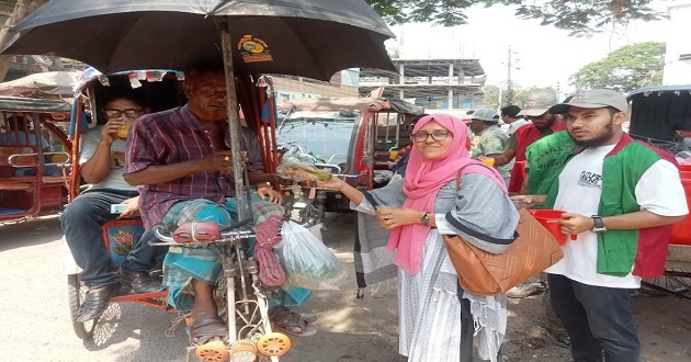 ঝিনাইদহে তৃষ্ণার্ত মানুষের মাঝে স্যালাইন ও ঠান্ডা খাবার পানীয় বিতরণ