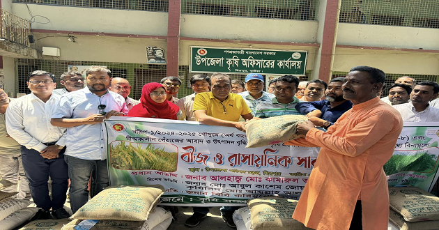 মিরপুরে কৃষকদের মাঝে বিনামূল্যে বীজ ও সার বিতরণ