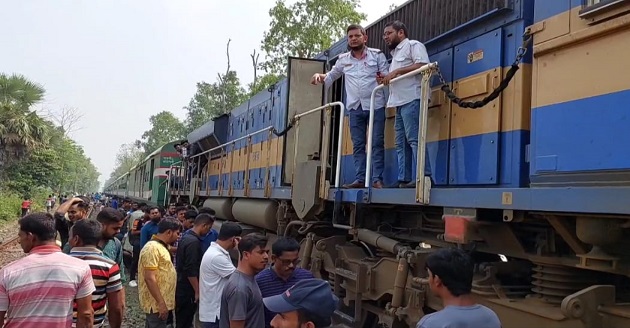 চুয়াডাঙ্গায় সাগরদাঁড়ি এক্সপ্রেস ট্রেনের ইঞ্জিন বিকল, যাত্রীদের ৪ ঘন্টা দূর্ভোগ