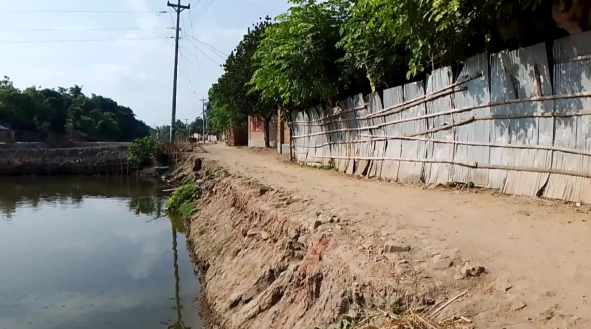 কার্পাসডাঙ্গা পীরপুরকুল্লার দেড় কিলোমিটার রাস্তার অর্ধেক পুকুরে বিলিন