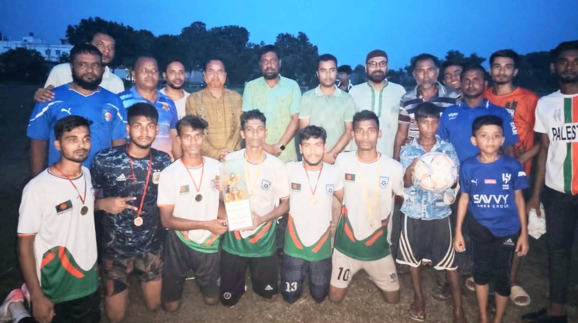দামুড়হুদায় ফুটবল টুর্নামেন্টের ফাইনাল খেলা ও পুরস্কার বিতরণী অনুষ্ঠিত