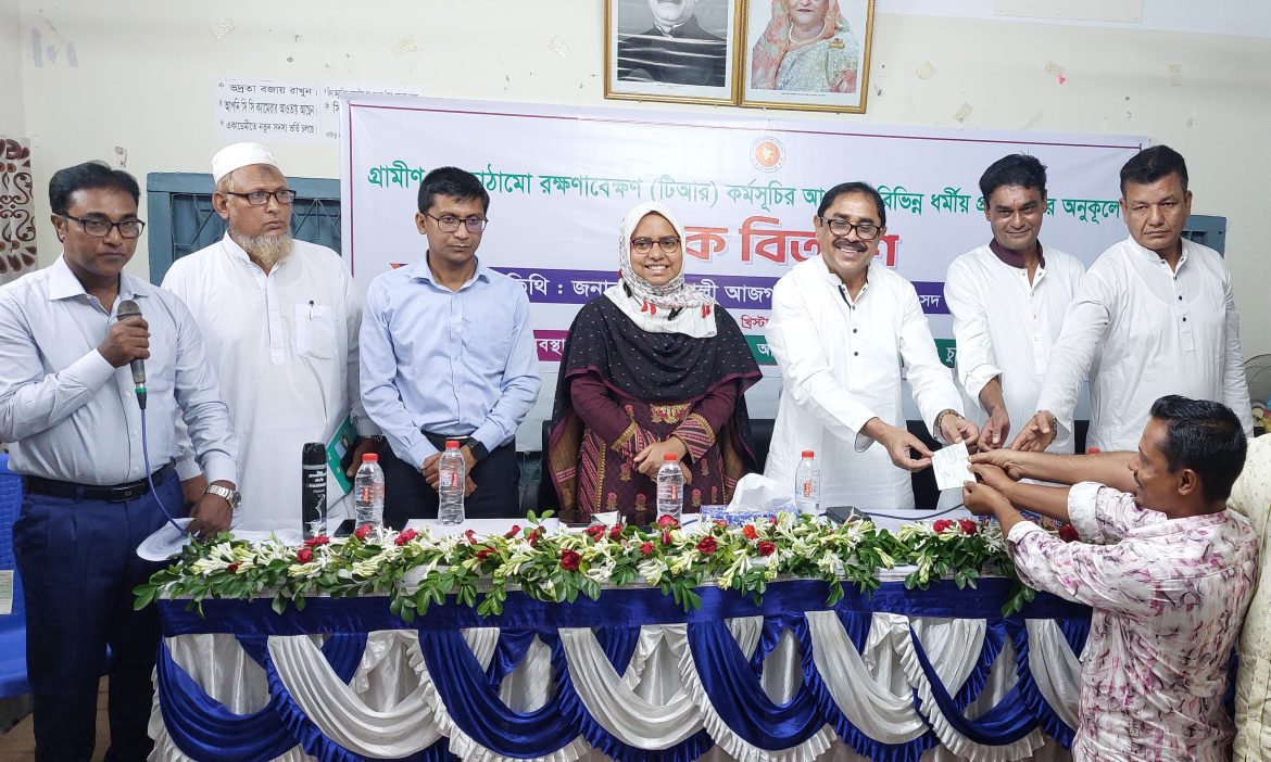 চুয়াডাঙ্গায় ধর্মীয় প্রতিষ্ঠানের অনুকূলে চেক বিতরণ