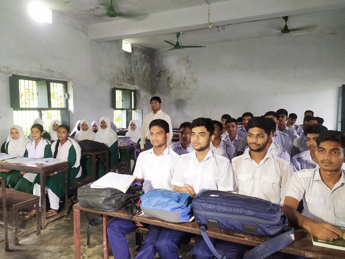 শিক্ষার্থীদের আগমনে প্রাণ ফিরেছে দর্শনার সকল শিক্ষা প্রতিষ্ঠানে
