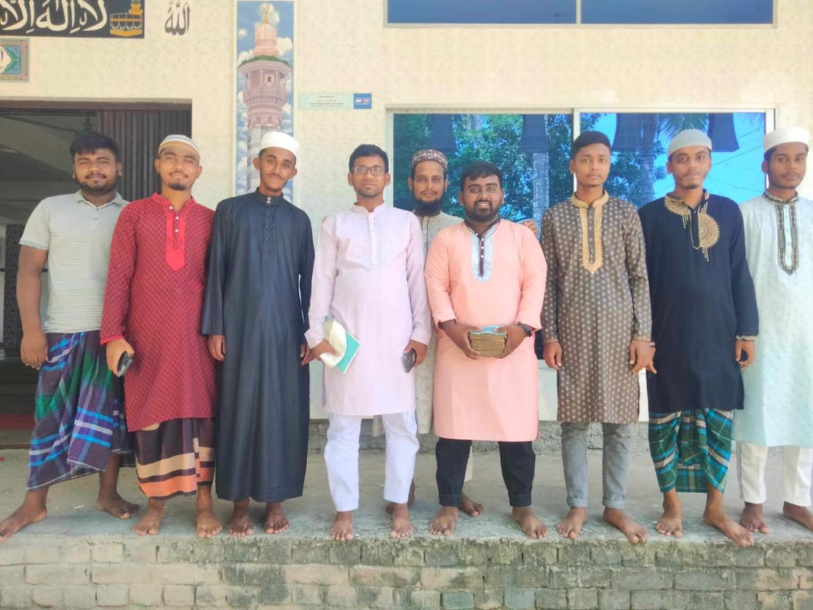 দামুড়হুদায় সবুজ সংঘের উদ্যোগে বর্ন্যাতদের জন্য আর্থিক সহায়তা প্রদান