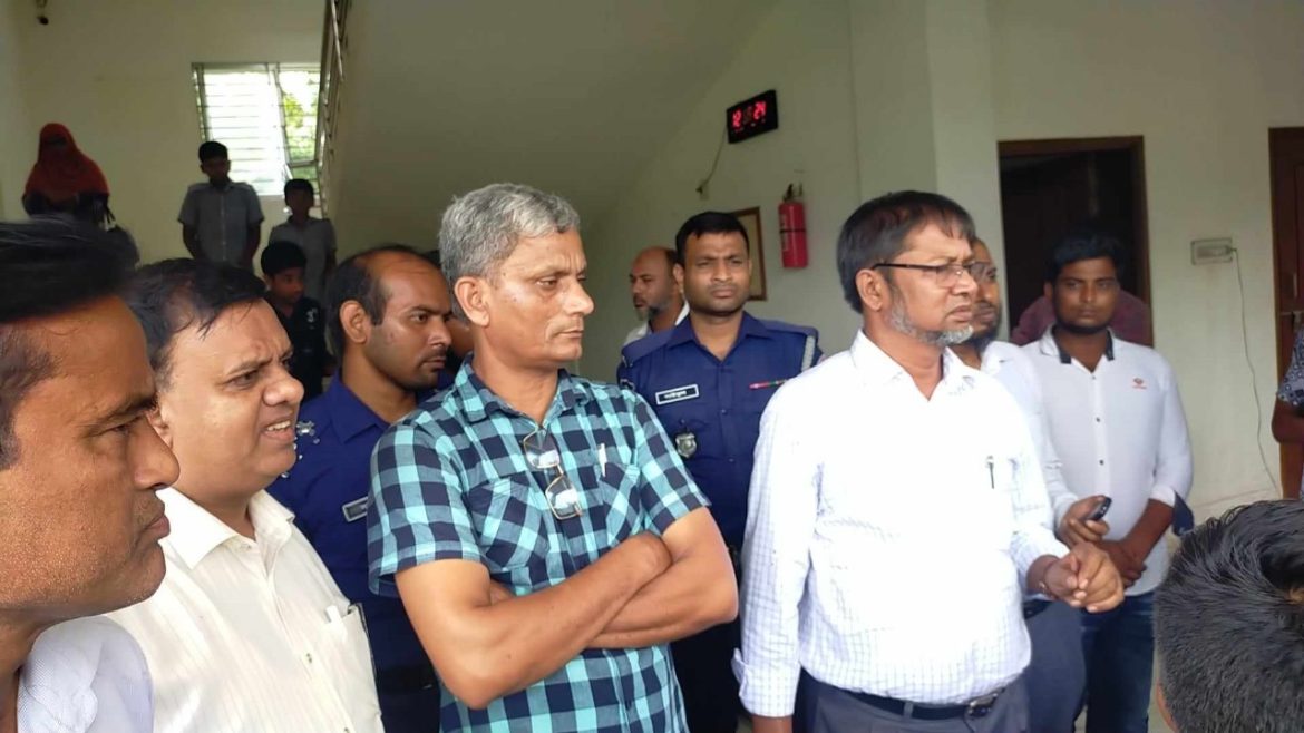 মেহেরপুরে প্রধান শিক্ষকের দুর্নীতির প্রতিবাদ করাতে পুলিশ নিয়ে চড়াও হলেন জেলা শিক্ষা অফিসার