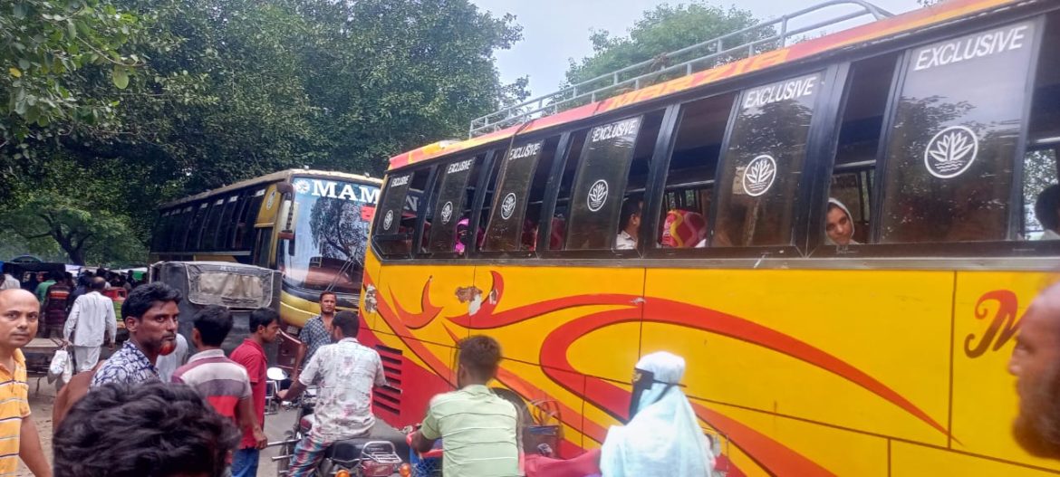 হাঁট কতৃপক্ষের অব্যবস্থাপনায় দামুড়হুদা ডুগডুগী পশুহাটে তীব্র যানজট