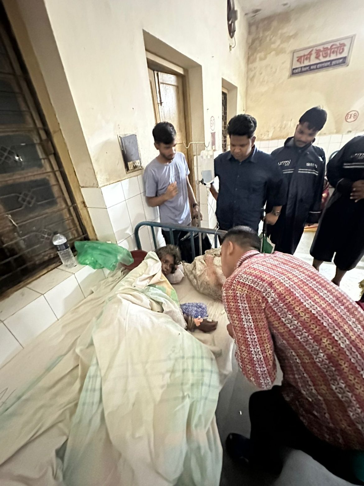 চুয়াডাঙ্গায় মানসিক ভারসাম্যহীন দুই নারীকে হাসপাতালে নিলো সাধারণ শিক্ষার্থীরা