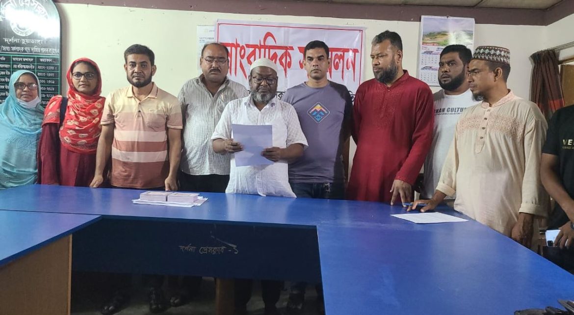 দর্শনায় কেরুজ শ্রমিকদের সাংবাদিক সন্মেলন