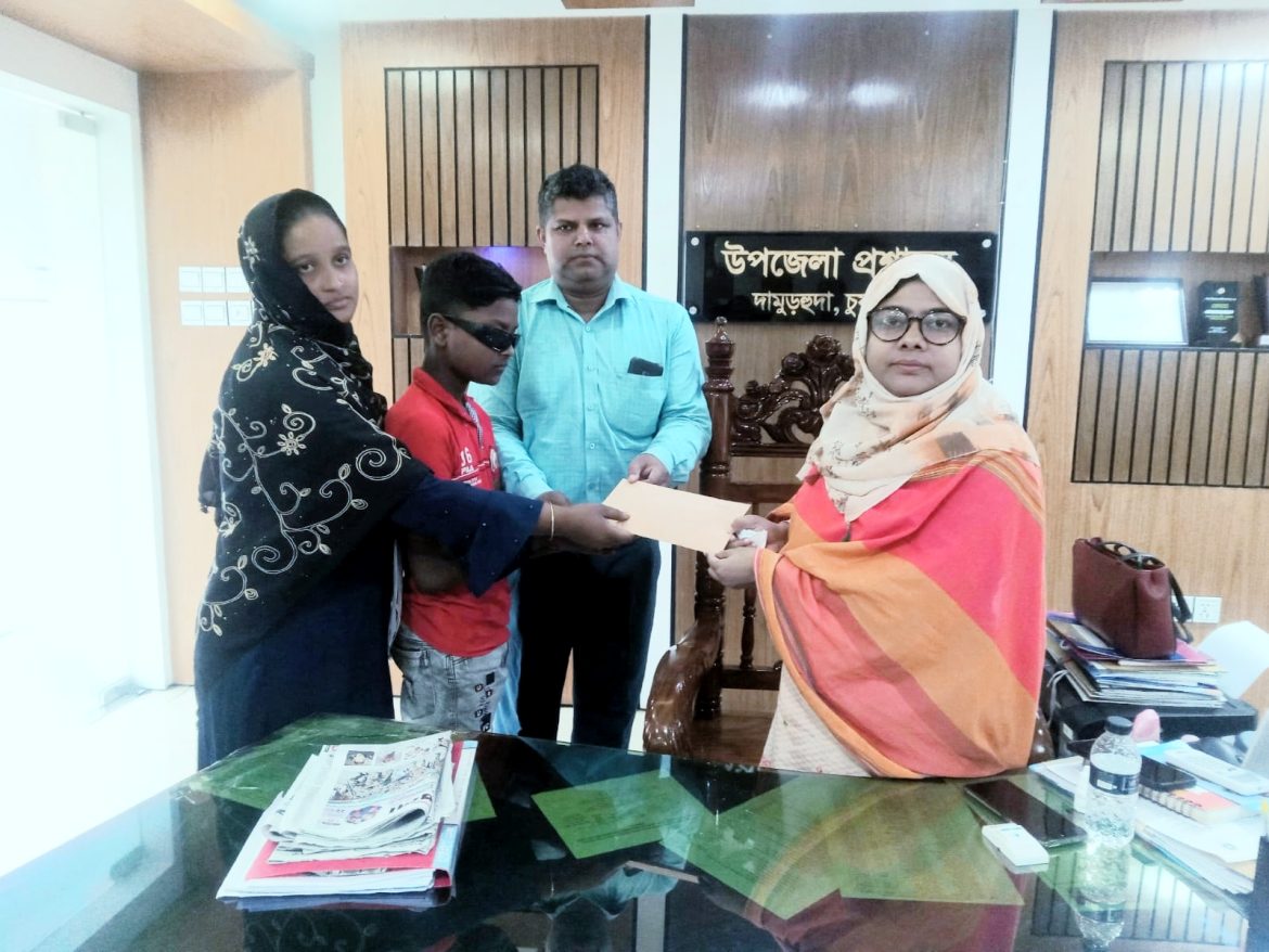 দামুড়হুদায় শিক্ষার্থী রাজন আলীকে আর্থিক সহায়তা প্রদান