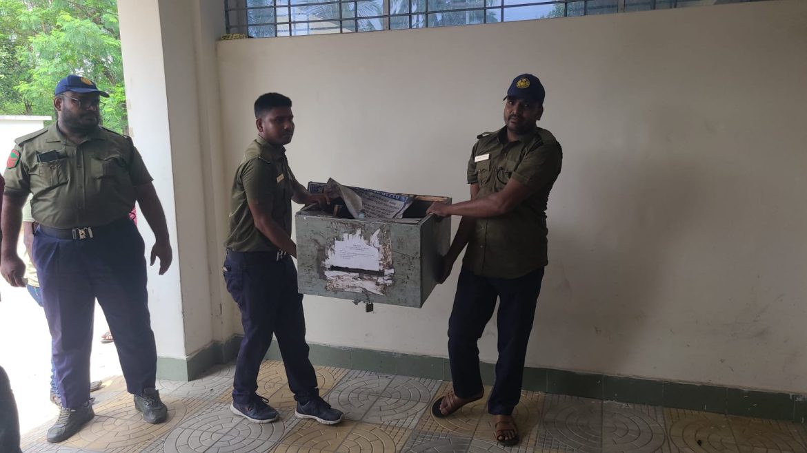 দর্শনায় কেরু এ্যান্ড কোম্পানীতে টেন্ডার বাক্স ভাংচুর