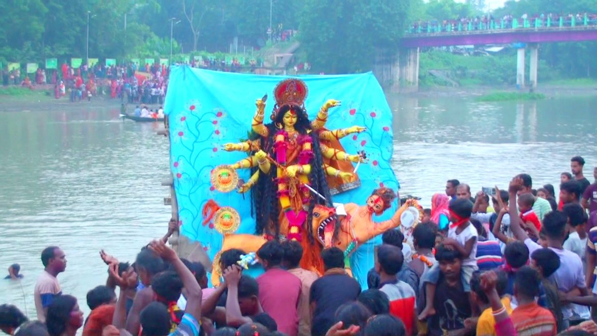 দর্শনায় শান্তিপূর্ণ পরিবেশে ৬ টি মন্দিরের প্রতিমা বিসর্জন