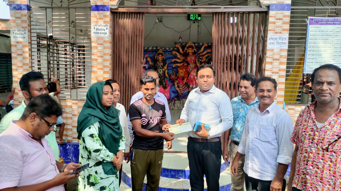 দর্শনায় পূজা মন্দির পরিদর্শন ও উপহার তুলে দিলেন পৌর প্রশাসক