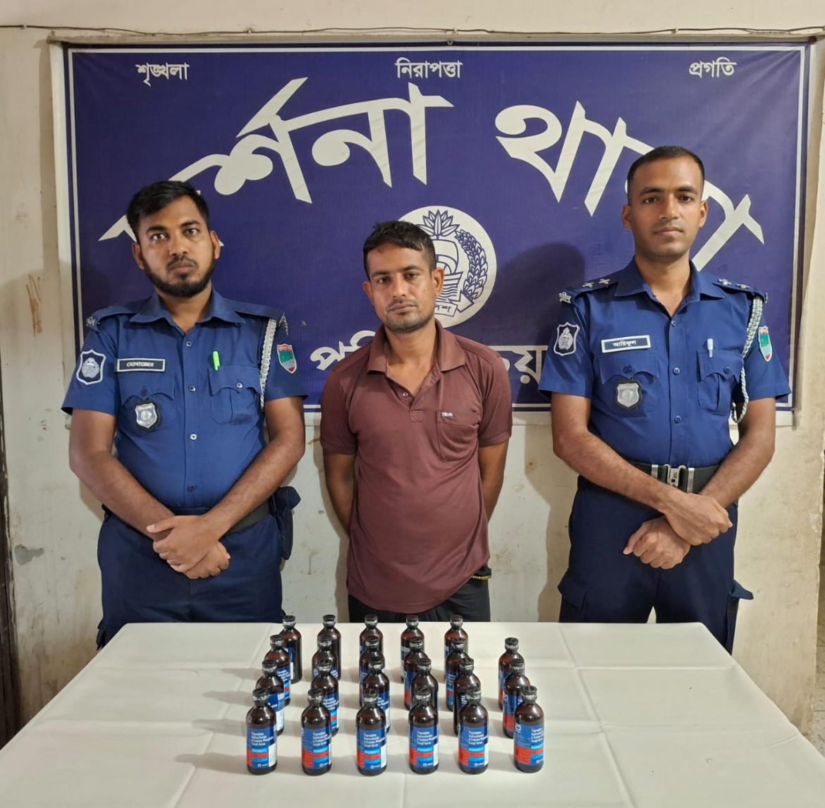 দর্শনায় ২৩ বোতল ফেনসিডিলসহ যুবক আটক