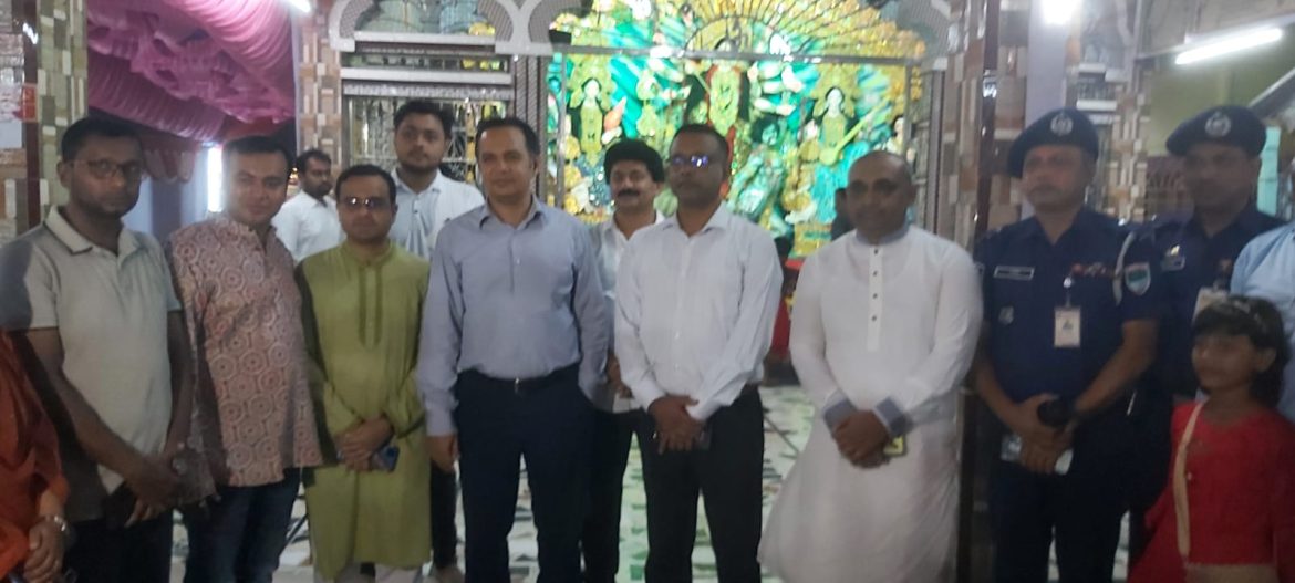 চুয়াডাঙ্গা জেলা প্রশাসক ও পুলিশ সুপারের আলমডাঙ্গার বিভিন্ন দুর্গা মন্দির পরিদর্শন