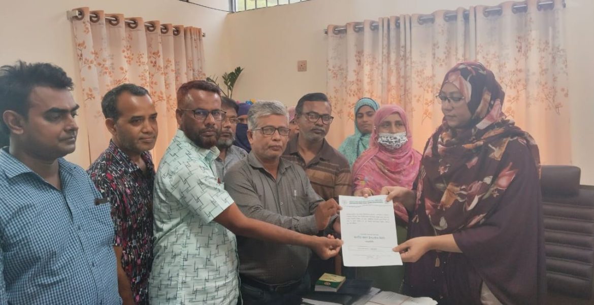 মেহেরপুরে সরকারি প্রাথমিক শিক্ষকদের স্মারকলিপি প্রদান