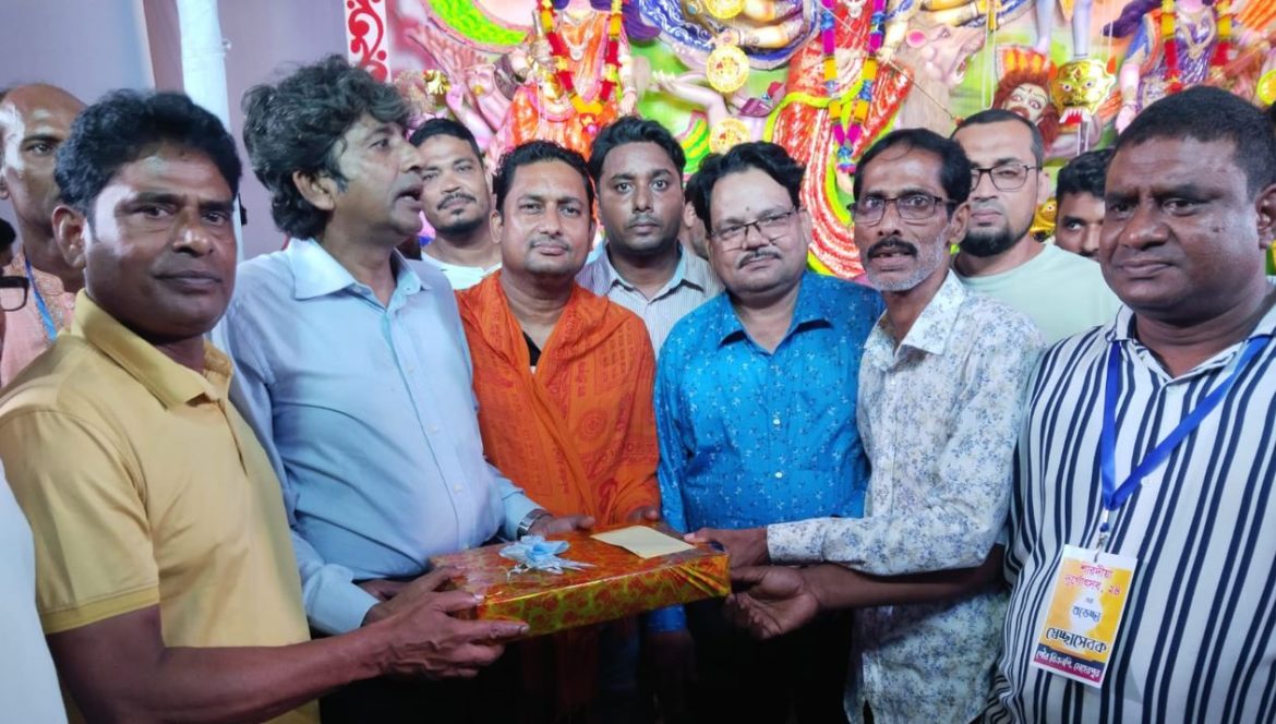 মেহেরপুর পৌর বিএনপির উদ্যোগে পূজামণ্ডপ পরিদর্শন ও পুরোহিতদের উপহার প্রদান