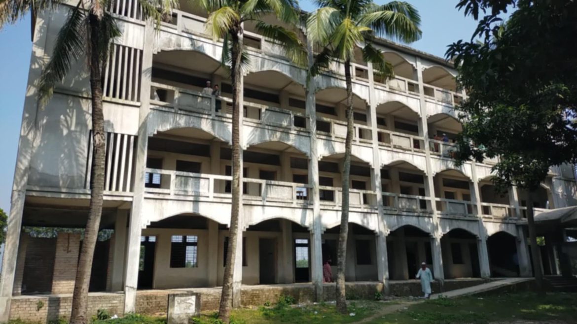 তিন বছরেও শেষ হয়নি ভবন কাজ, লাপাত্তা ঠিকাদার