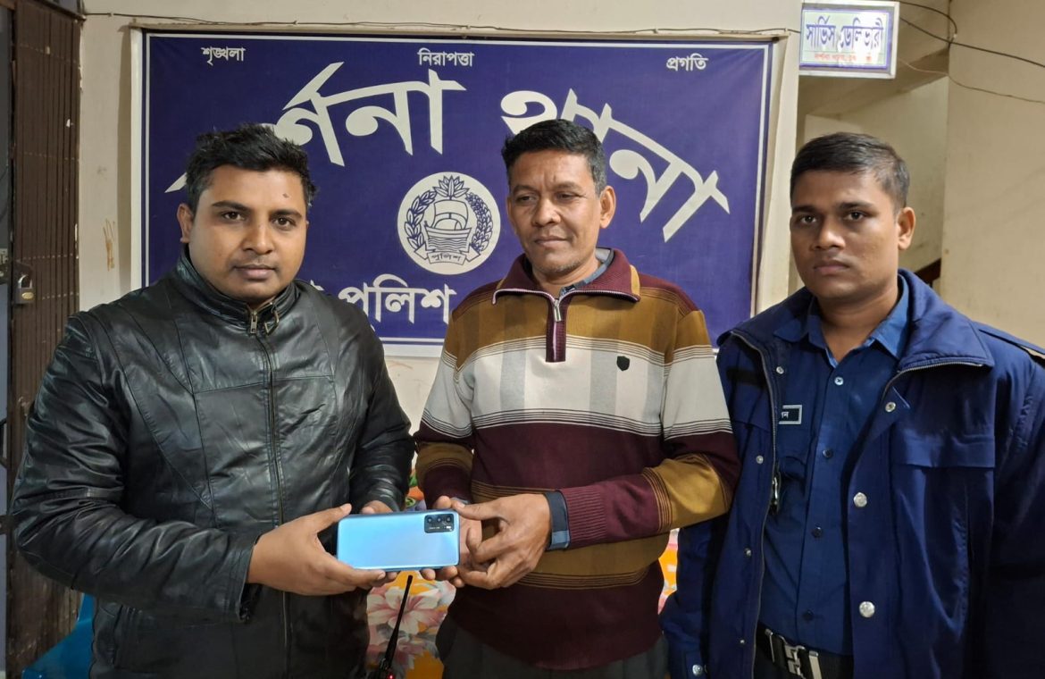 দর্শনা থানা পুলিশের অভিযানে হারিয়ে যাওয়া মোবাইল ফোন উদ্ধার