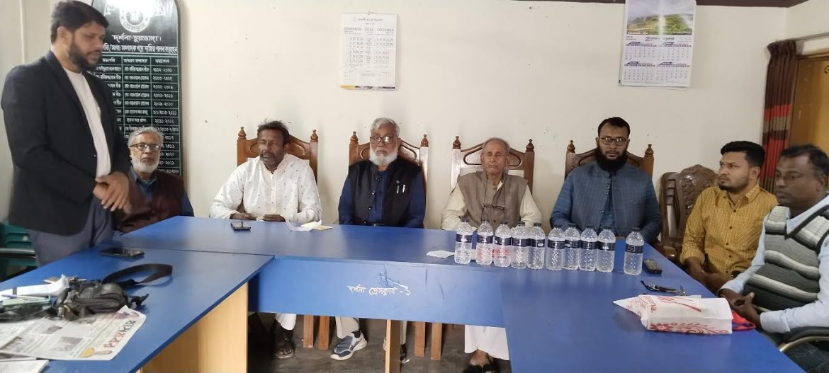 দর্শনায় ট্রেন থামনো ও ষ্টেশনের অবকাঠামো নিমার্নের দাবীতে মানববন্ধন