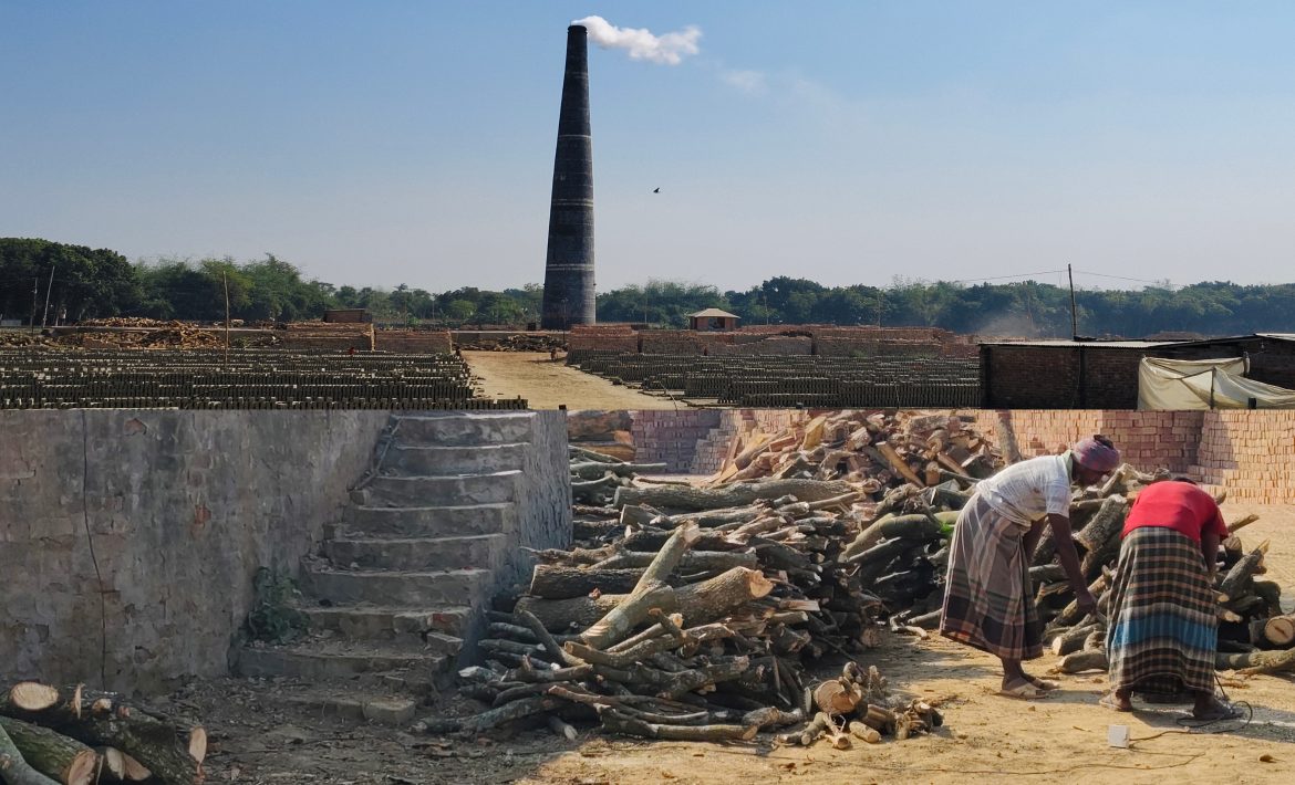 হরিনাকুন্ডুতে যত্রতত্র অবৈধ ইটভাটা! নেই প্রশাসনের নজরদারী
