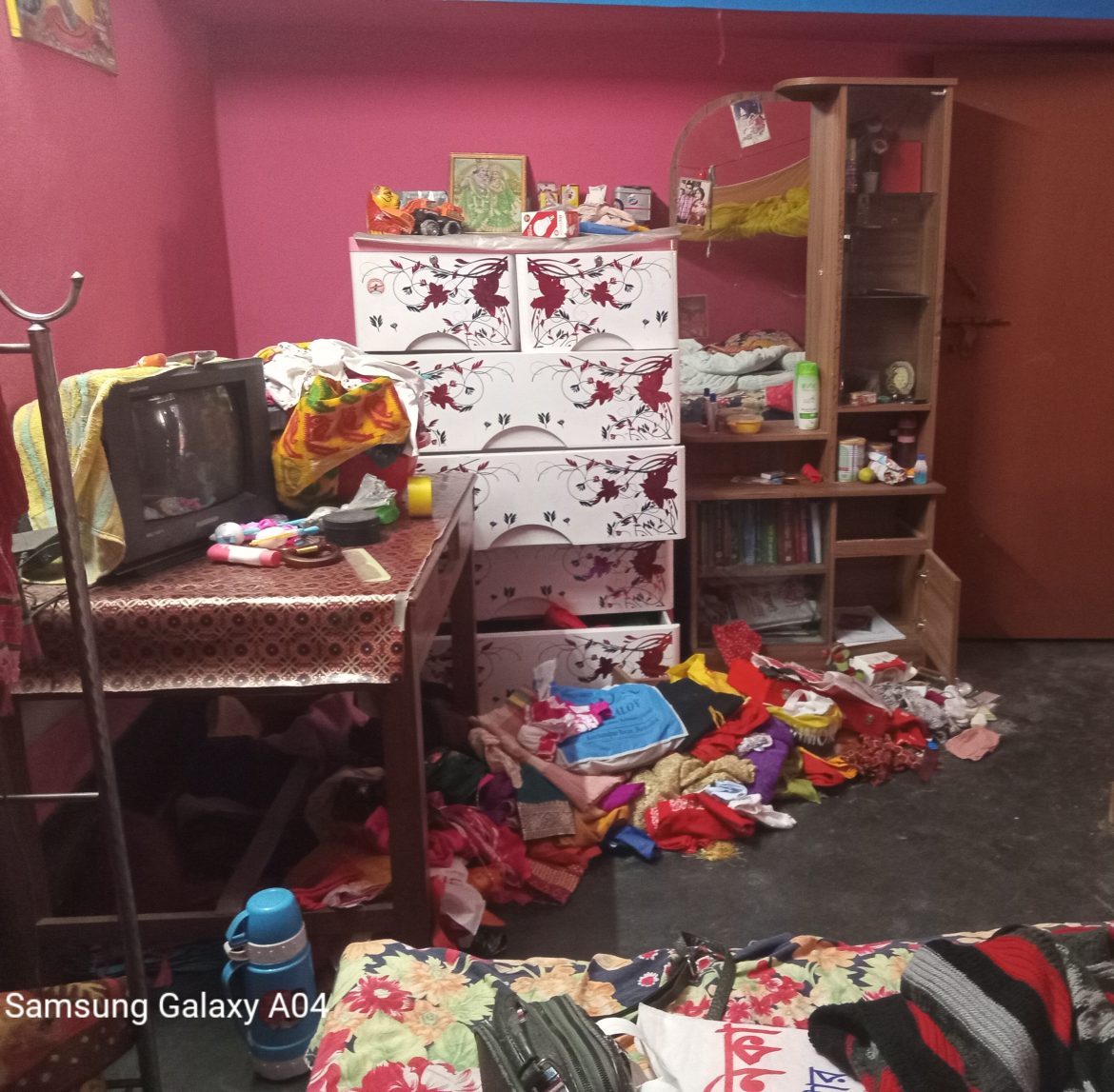 হাত বোমার বিস্ফোরণ ঘটিয়ে কোটচাঁদপুরে ডাকাতি