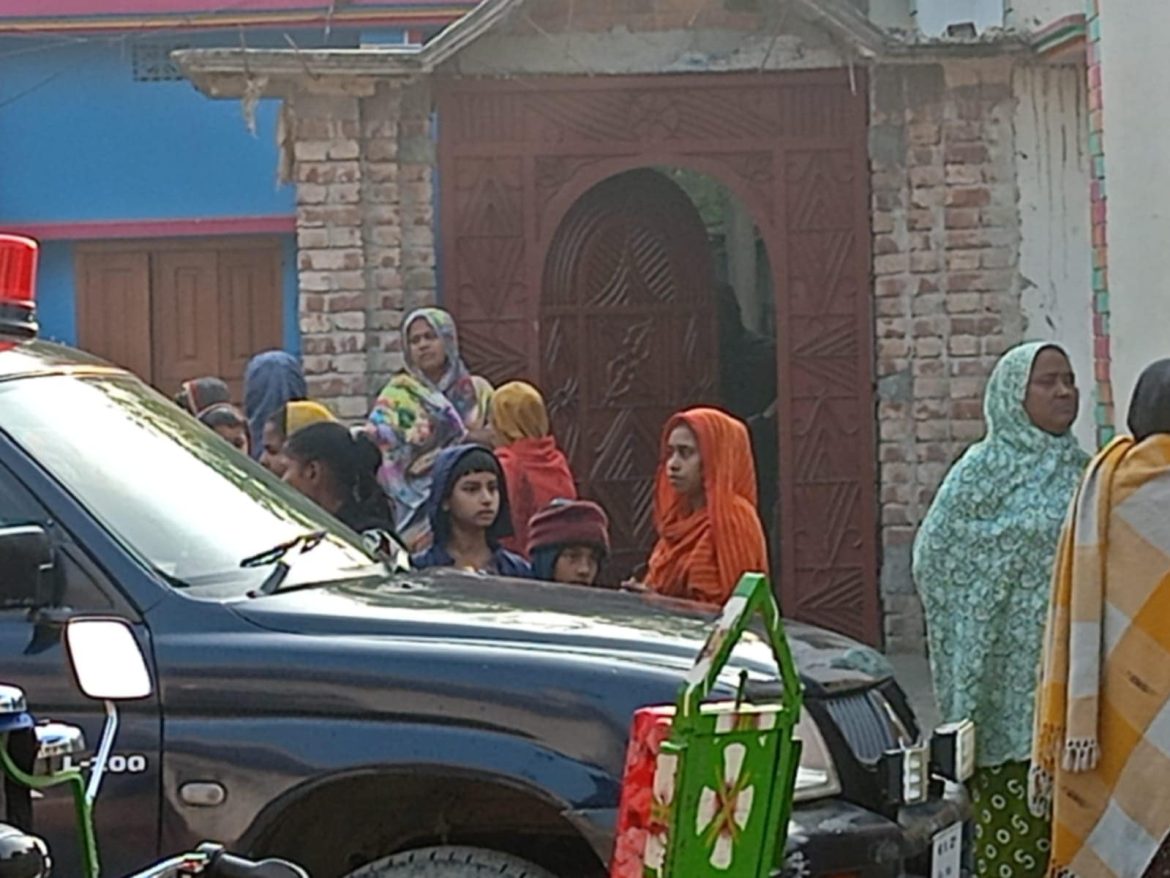 গাংনীতে এবার ব্যবসায়ীর দোকানে সামনে বো*মা