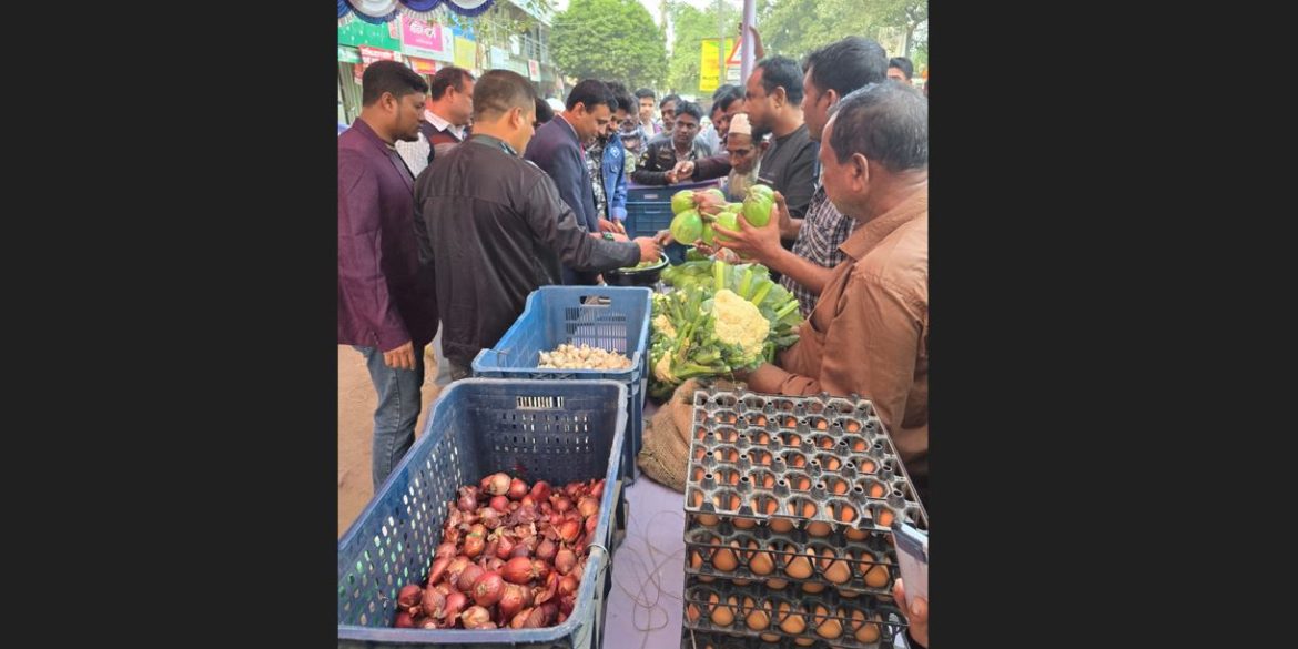 মুজিবনগরে কেদারগঞ্জ বাজারে সুলভ মূল্যে সবজি বিক্রয়ের উদ্বোধন