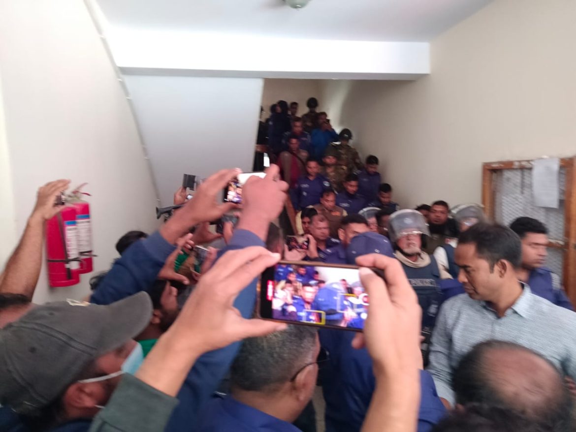 সাবেক জনপ্রশাসন মন্ত্রী ফরহাদকে কারাগারে নেওয়ার সময় ডিম নিক্ষেপ