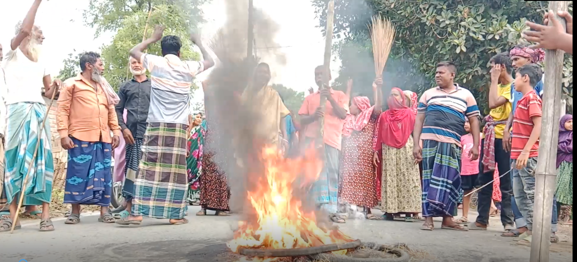গাংনীতে ইউপি মেম্বারের বিরুদ্ধে মানববন্ধন
