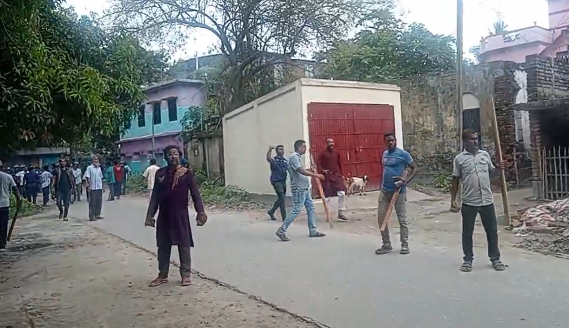 আমঝুপিতে বিএনপির সম্মেলন ঘিরে হামলা-সংঘর্ষ চলছে