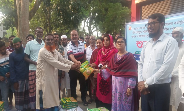 দামুড়হুদায় বিনামূল্যে সরকারি বীজ ও সার বিতরণ কার্যক্রমের উদ্বোধন