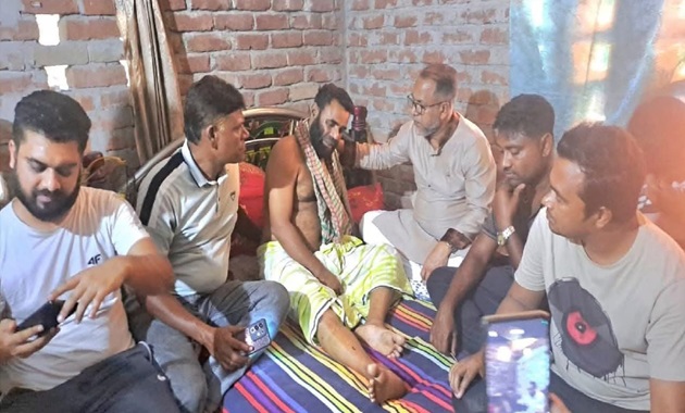 দর্শনায় আহত দুইজনের পাশে দাড়ালেন বিএনপি নেতা মশিউর রহমান