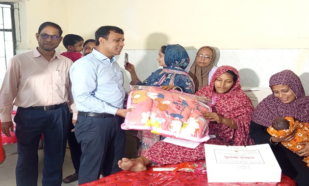মেহেরপুরে নবজাতকে জন্ম নিবন্ধন সনদ ও উপহার বিতরণ