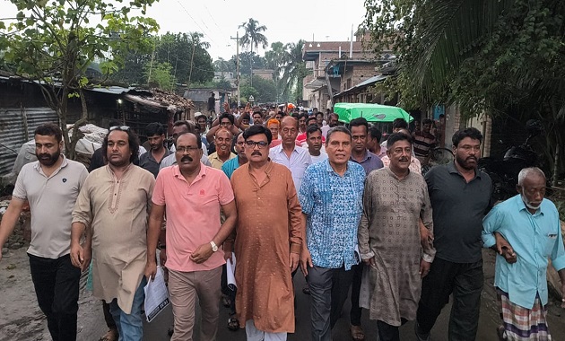 মেহেরপুরের আমদহে অ্যাড. কামরুল হাসানের লিফলেট বিতরণ ও গণসংযোগ