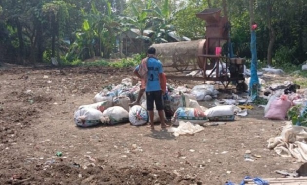 আলমডাঙ্গায় নকল জৈব সার উৎপাদনের অভিযোগ