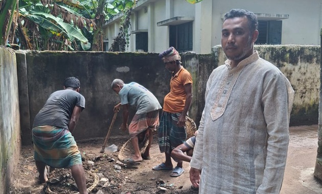 ঝিনাইদহে অপরিস্কার রাস্তা পরিস্কার করলো সমাজ সেবক আশরাফ