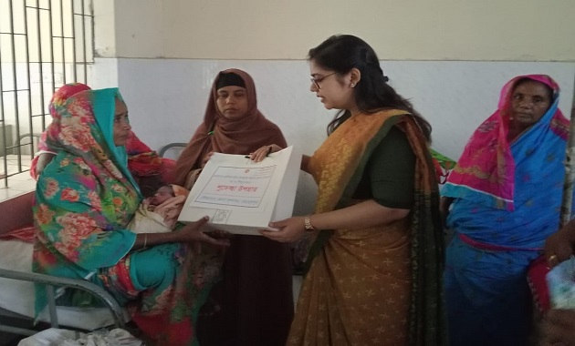 মেহেরপুরে নরমাল ডেলিভারিতে সন্তান জন্ম দেওয়া দুই মাকে উপহার প্রদান