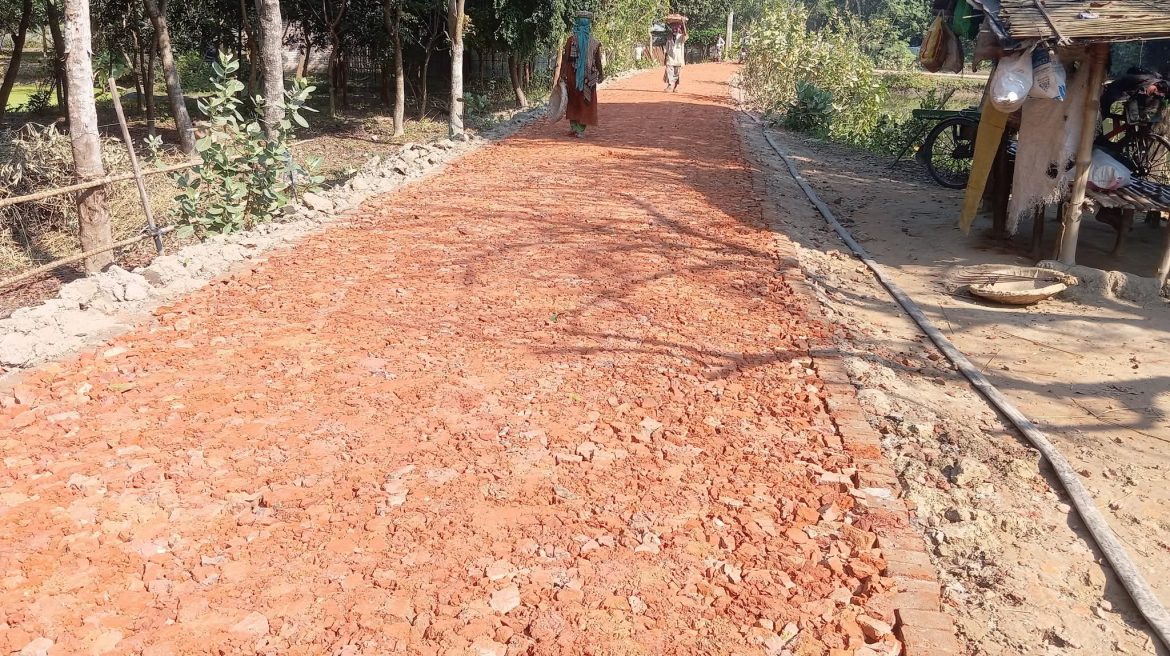 ‎গাংনীতে রাস্তা নির্মাণে নিম্নমানের নির্মাণ সামগ্রী ব্যবহারের অভিযোগ