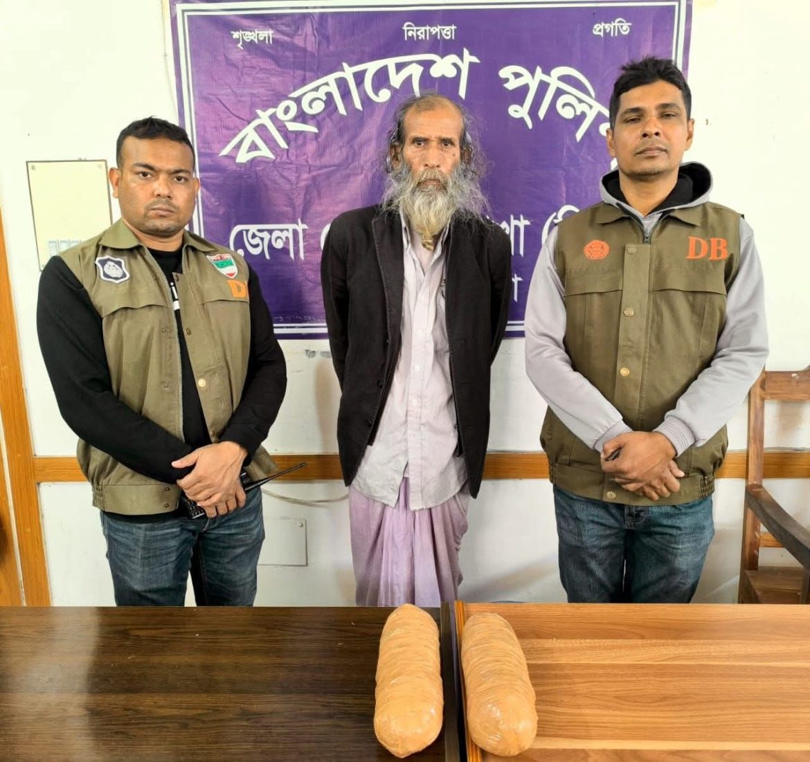 দামুড়হুদায় ডিবির অভিযানে এক কেজি গাঁজাসহ গ্রেফতার ১