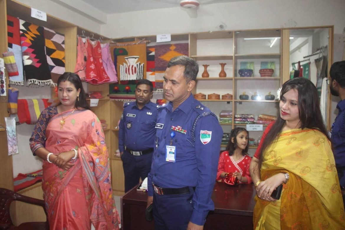 পুনাক শো-রুম পরিদর্শনে মেহেরপুরের পুলিশ সুপার উজ্জ্বল কুমার রায়