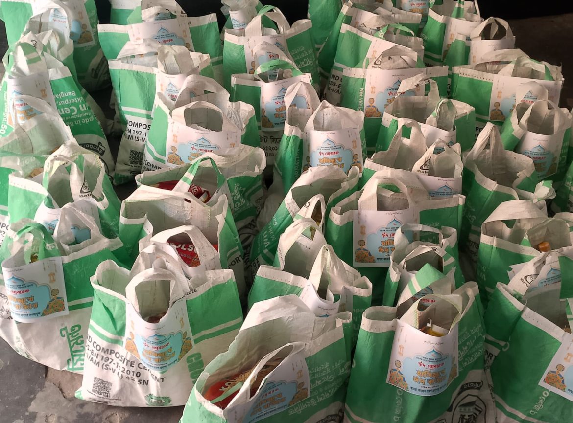 মেহেরপুরে “আমরা কয়জন ভ্রমণ গ্রুপের” ঈদ বাজার বিতরণ