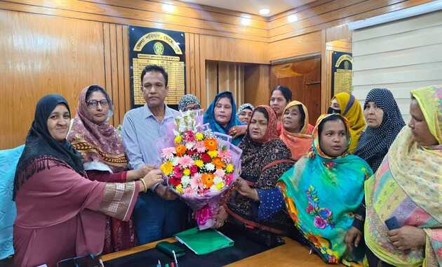 জেলা পরিষদের প্রশাসককে মহিলা নেত্রীদের শুভেচ্ছা