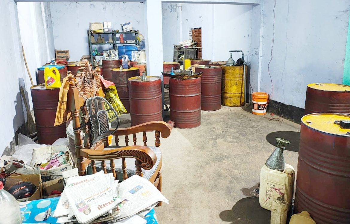 দর্শনা পুরাতন বাজারে অভিযানে অবৈধ ডিজেল মজুদ, ১০ হাজার টাকা জরিমানা