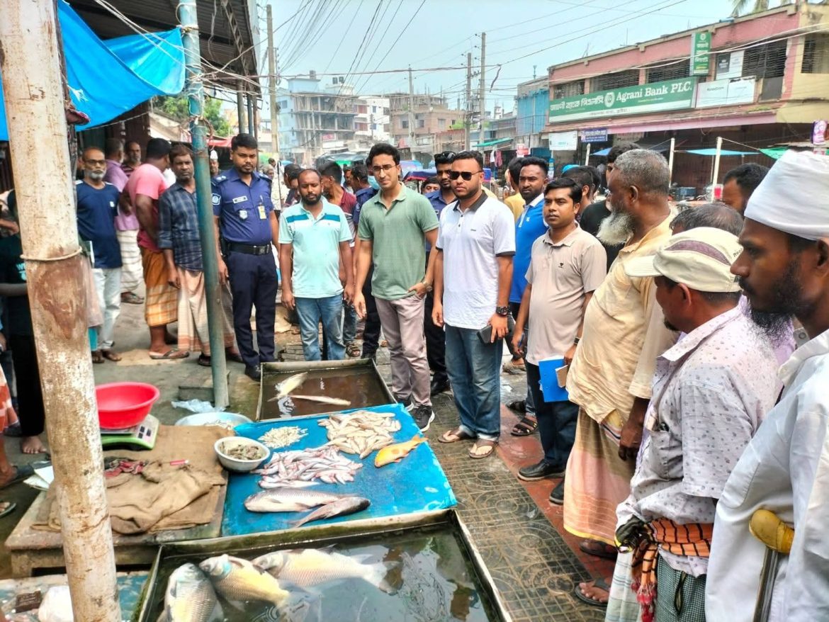ভেড়ামারায় জেলিযুক্ত চিংড়ি বিক্রি, ব্যবসায়ীকে জরিমানা