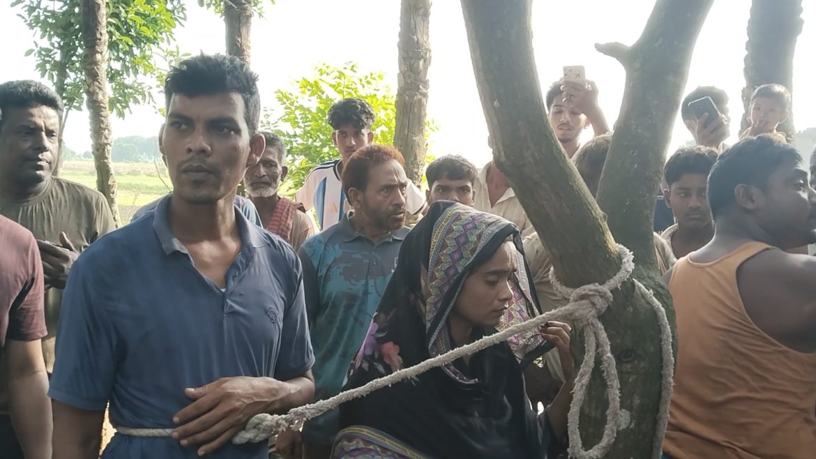 মেহেরপুরের রাজনগরে প্রবাসীর স্ত্রীর ঘরে যুবক,  আটক করলো এলাকাবাসী