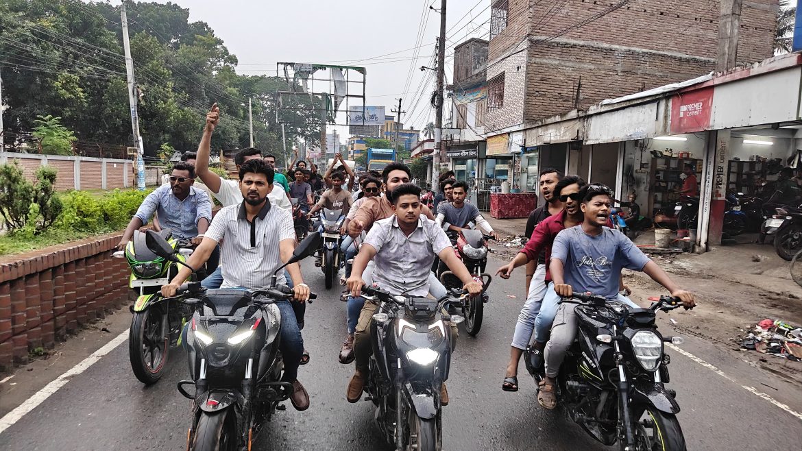 ছাত্রলীগের বিরুদ্ধে মেহেরপুরে ছাত্রদলের মোটরসাইকেল শোডাউন