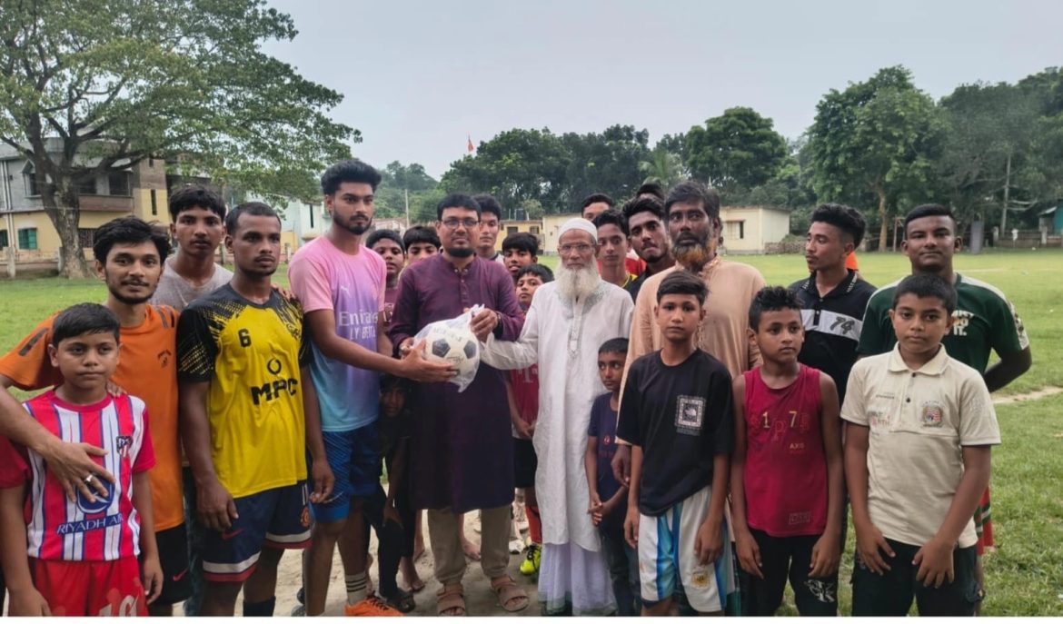 মেহেরপুরের শ্যামপুরে তরুণ খেলোয়াড়দের মাঝে ফুটবল বিতরণ